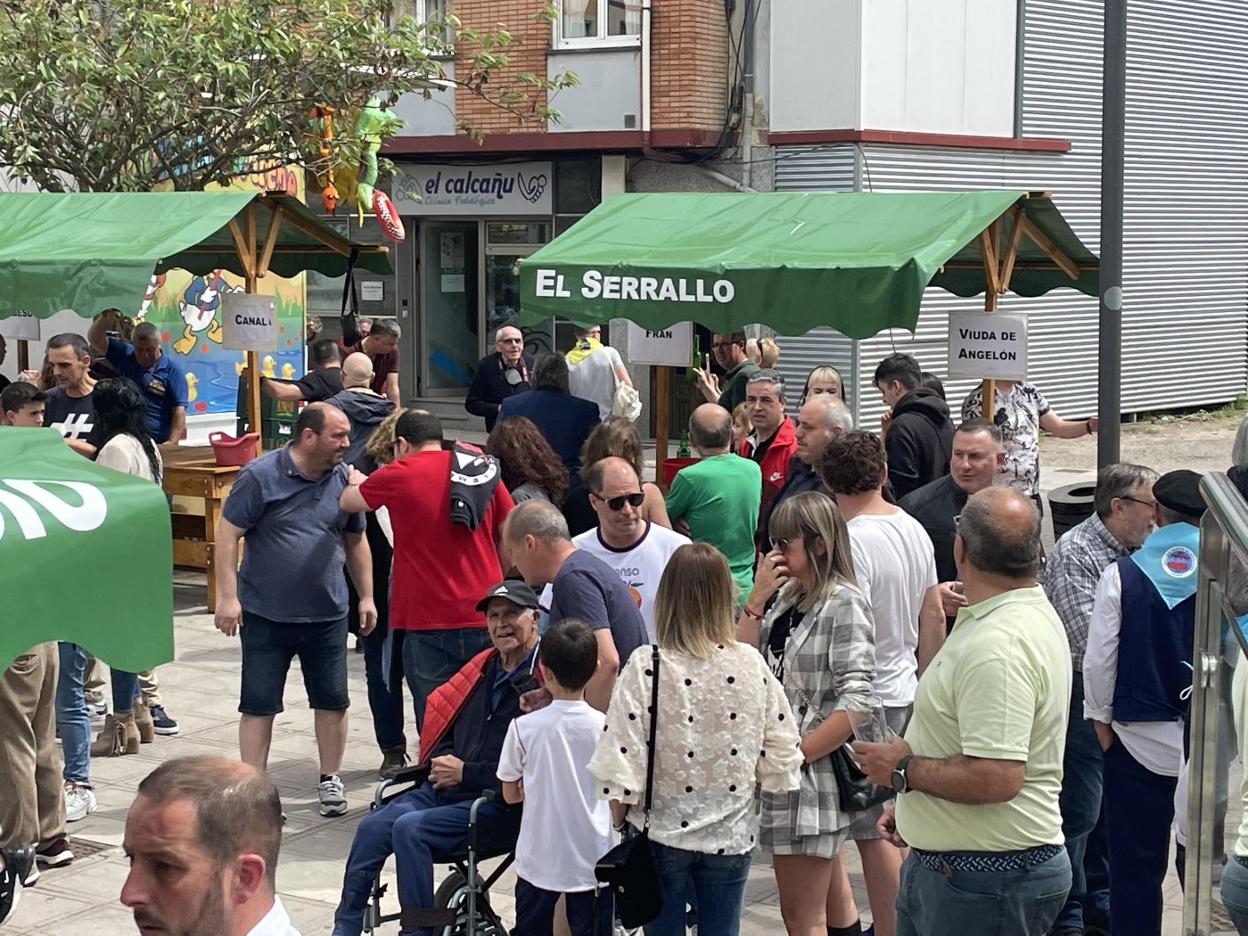 La prueba de la sidra que llenó ayer la localidad de Sotrondio. 