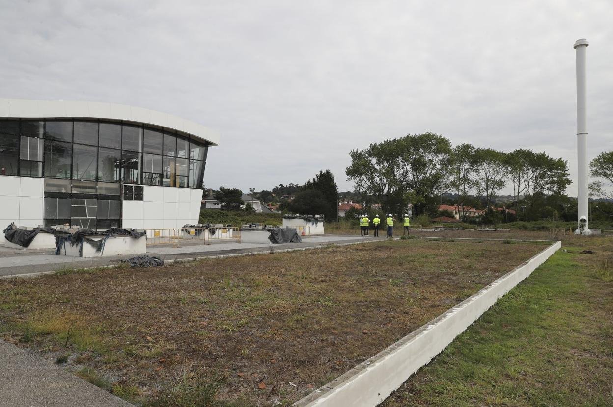 Instalaciones de la depuradora del este, el pasado septiembre, con la chimenea principal de desodorización que sube a 28 metros. 