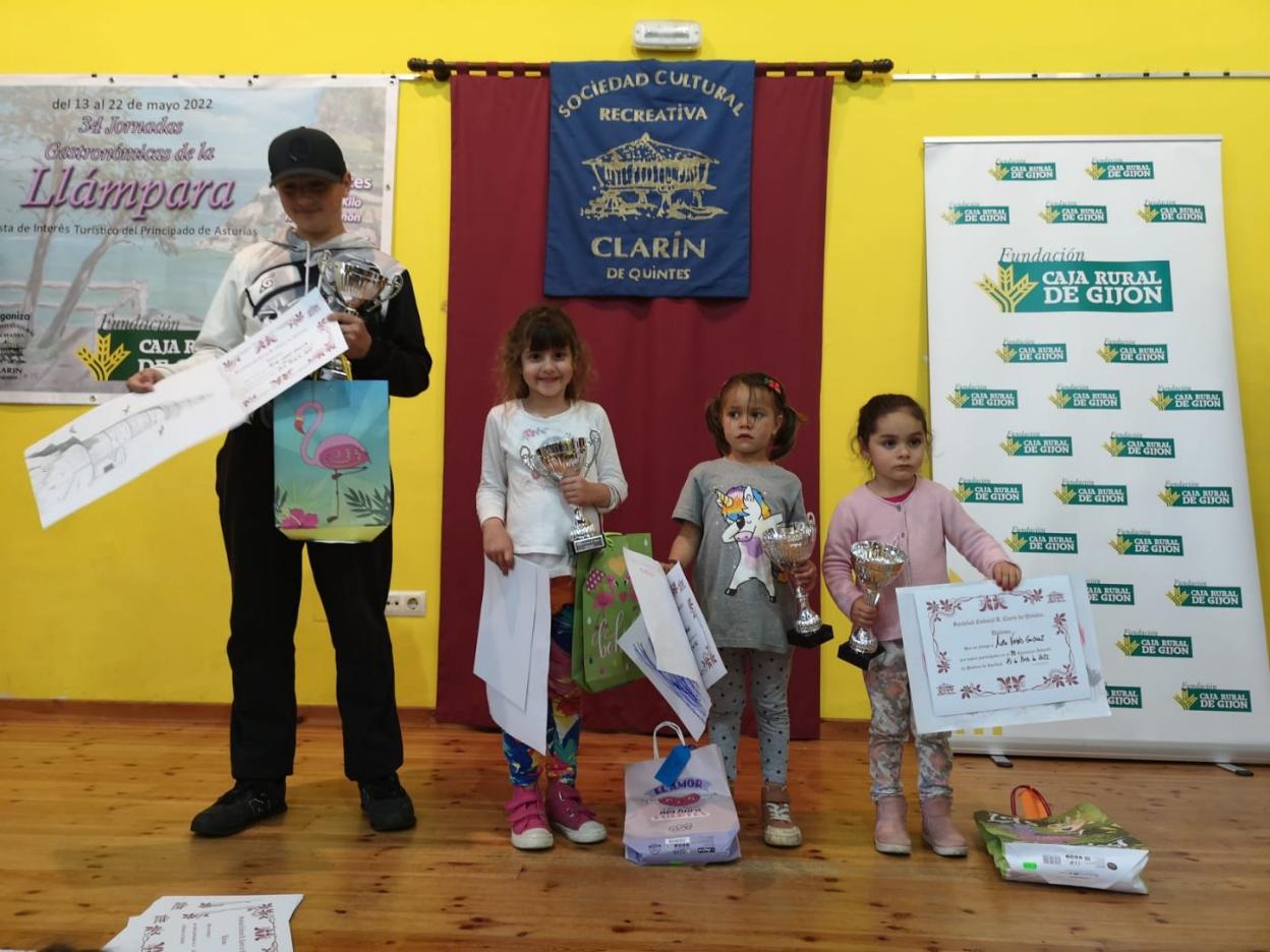 Enol Cuervo, Selena María Priore, Madaya María Priore y Alba Valdés, con los premios del Concurso de Pintura Infantil de Les Llámpares. 