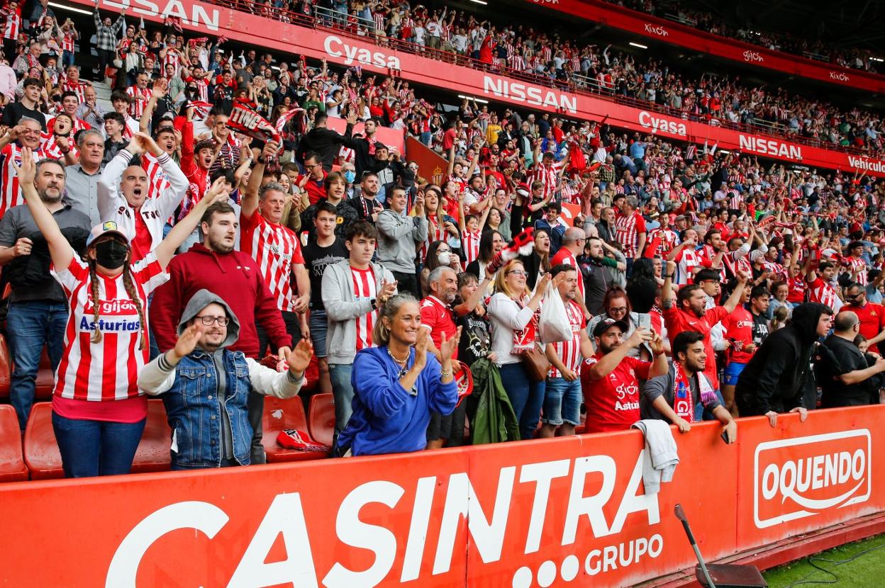 Centenares de aficionados del Sporting en una zona de El Molinón, tras el partido de ayer, aplaudiendo a su equipo después del gran partido realizado ante el Girona. 