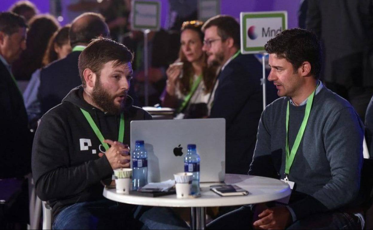 Diego Álvarez cuenta su proyecto a un inversor durante el Asturias Investor's Day.