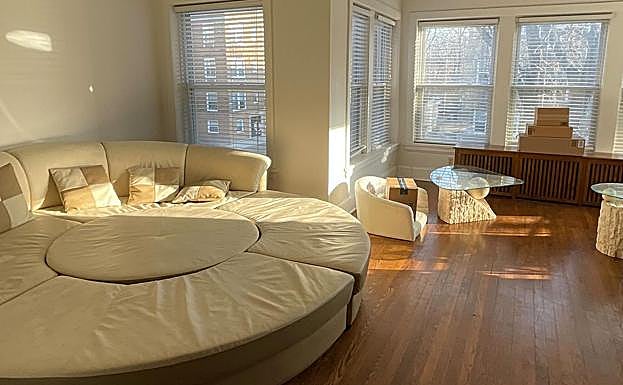 Descubre que su nuevo sofá se usaba en fiestas de 'swingers': «Límpialo bien» 