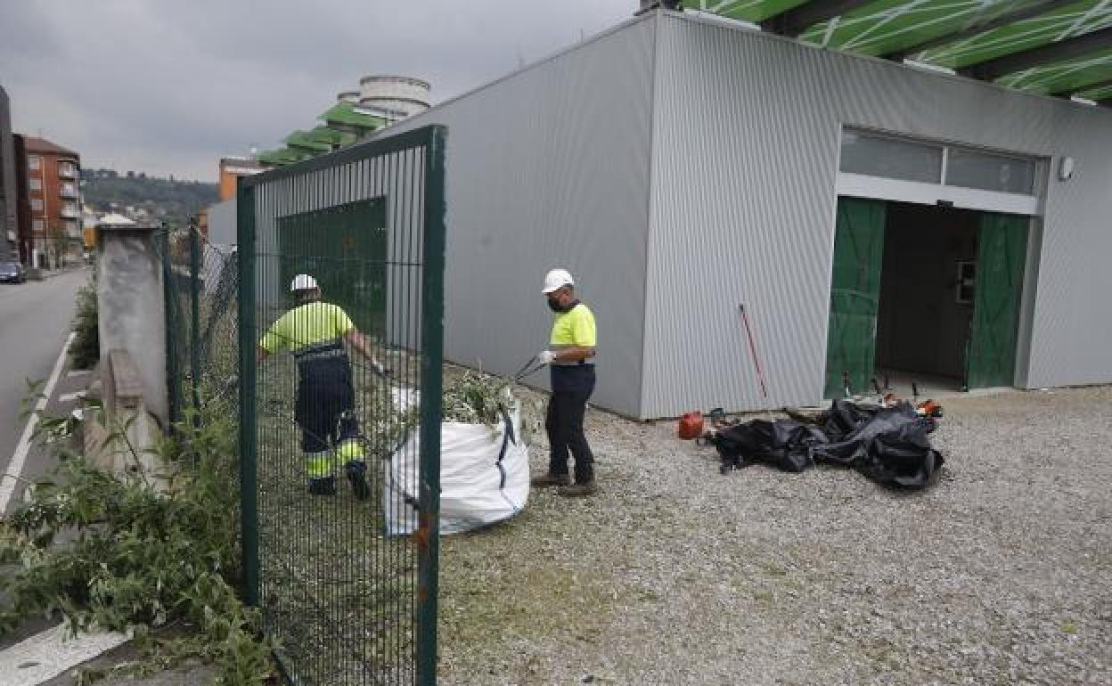 Personal realizando trabajos de limpieza en el exterior de la estación de Feve en La Felguera.