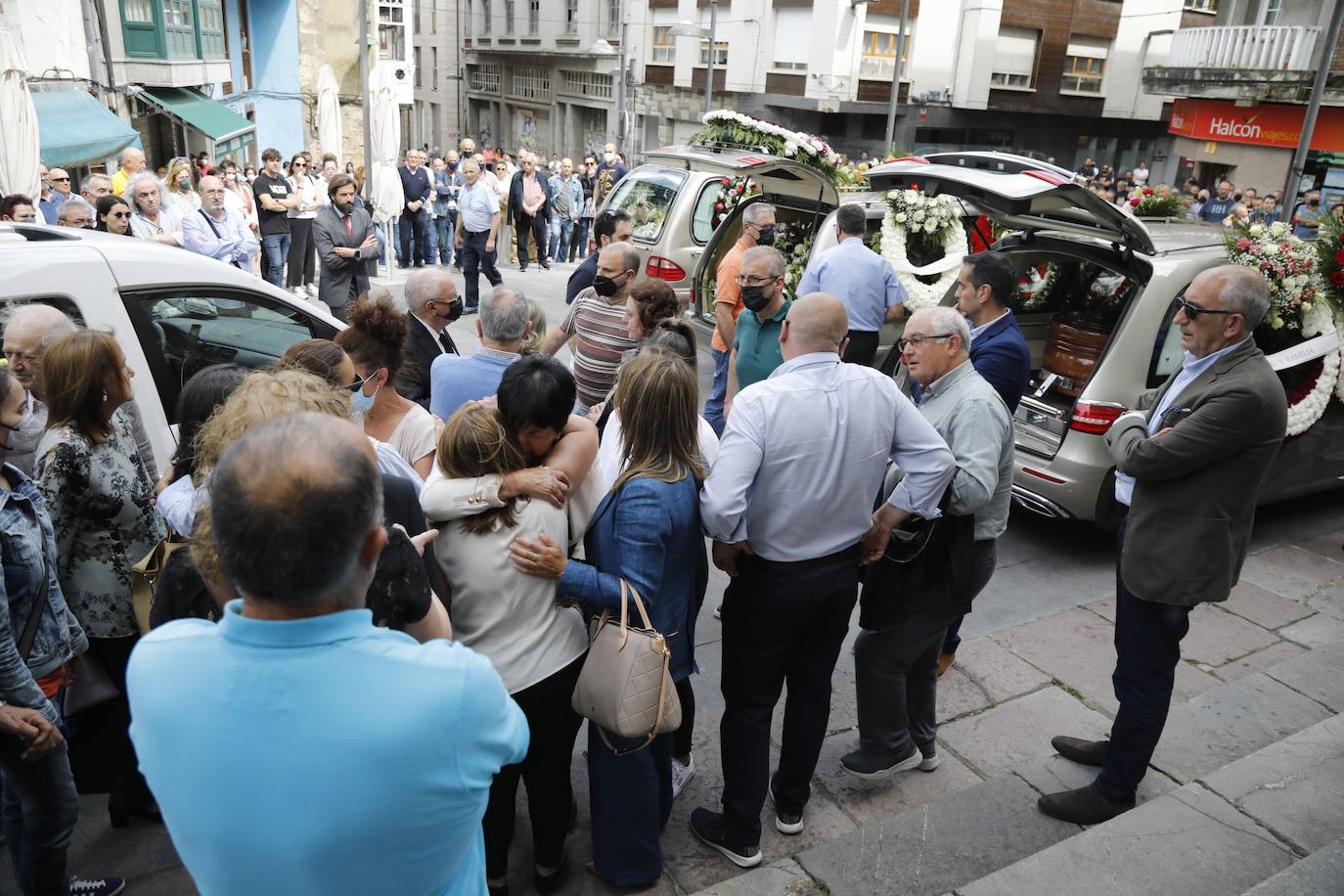 Grado despide a Eduardo Suárez en un multitudinario funeral al que han acudido numerosas personas para arropar a su familia, reconociéndolo como uno de los vecinos más queridos. «Edu era un chaval generoso, cariñoso, atento, siempre de buen humor y al que le gustaban mucho las bromas», reconocía un amigo de la familia hace unos días. 