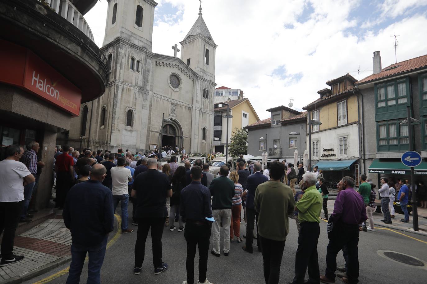 Grado despide a Eduardo Suárez en un multitudinario funeral al que han acudido numerosas personas para arropar a su familia, reconociéndolo como uno de los vecinos más queridos. «Edu era un chaval generoso, cariñoso, atento, siempre de buen humor y al que le gustaban mucho las bromas», reconocía un amigo de la familia hace unos días. 