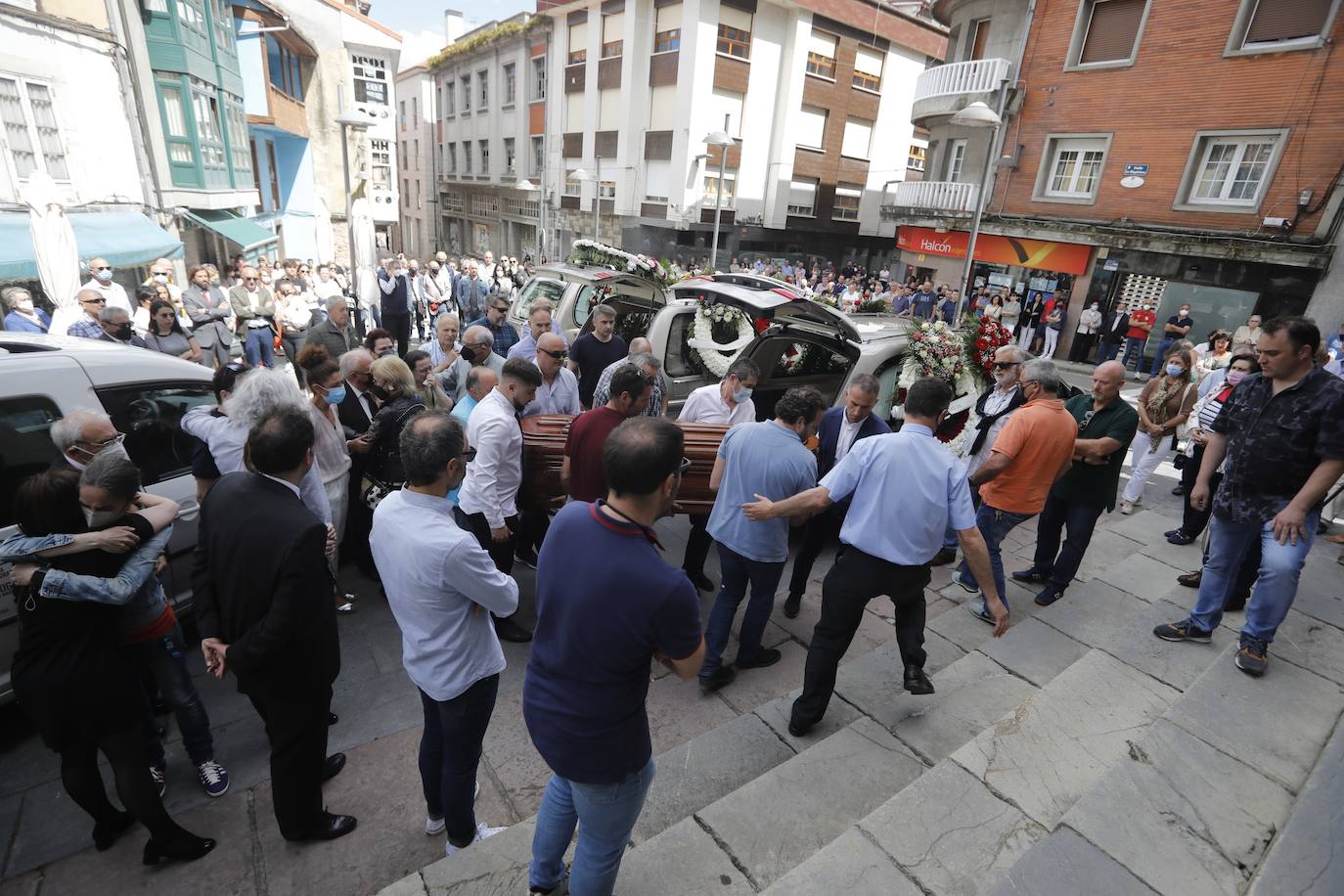 Grado despide a Eduardo Suárez en un multitudinario funeral al que han acudido numerosas personas para arropar a su familia, reconociéndolo como uno de los vecinos más queridos. «Edu era un chaval generoso, cariñoso, atento, siempre de buen humor y al que le gustaban mucho las bromas», reconocía un amigo de la familia hace unos días. 