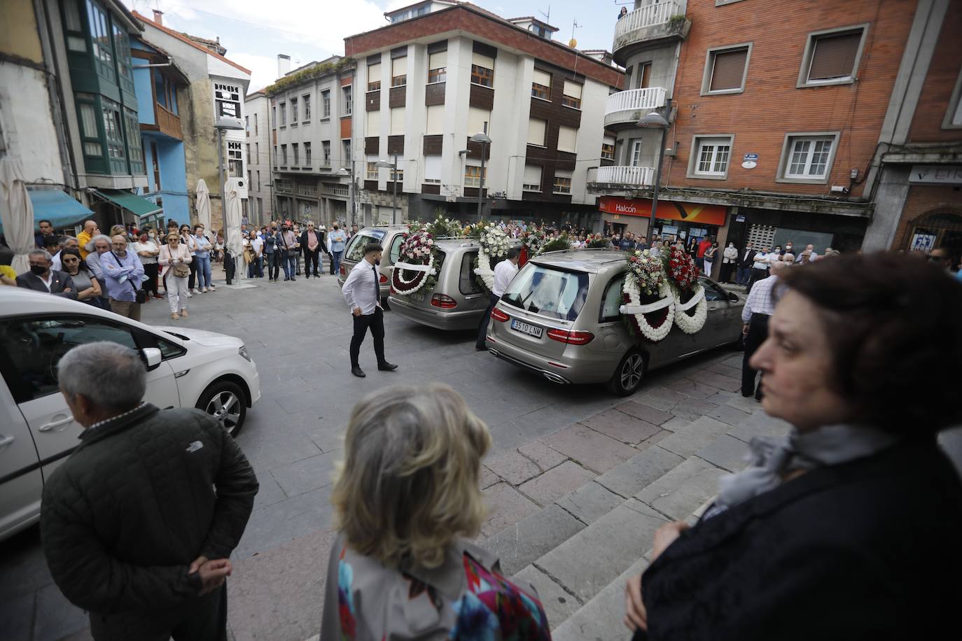 Grado despide a Eduardo Suárez en un multitudinario funeral al que han acudido numerosas personas para arropar a su familia, reconociéndolo como uno de los vecinos más queridos. «Edu era un chaval generoso, cariñoso, atento, siempre de buen humor y al que le gustaban mucho las bromas», reconocía un amigo de la familia hace unos días. 