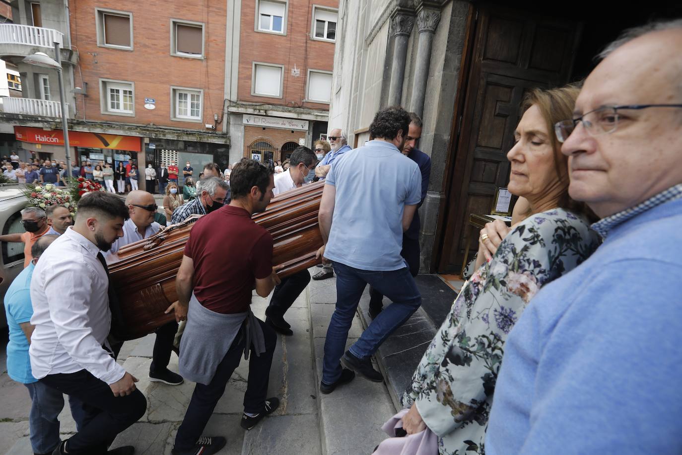 Grado despide a Eduardo Suárez en un multitudinario funeral al que han acudido numerosas personas para arropar a su familia, reconociéndolo como uno de los vecinos más queridos. «Edu era un chaval generoso, cariñoso, atento, siempre de buen humor y al que le gustaban mucho las bromas», reconocía un amigo de la familia hace unos días. 