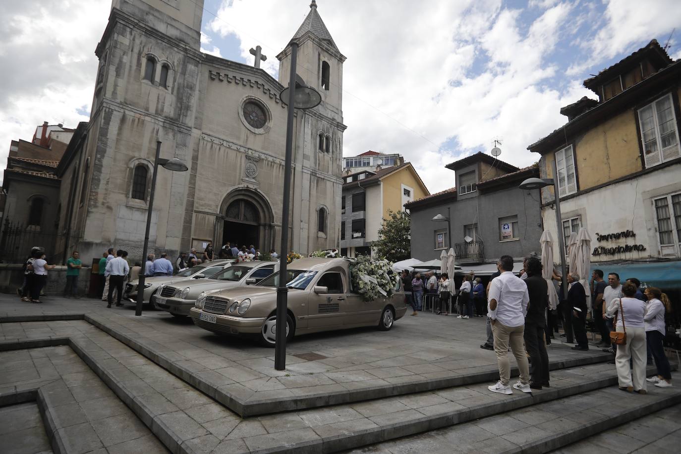 Grado despide a Eduardo Suárez en un multitudinario funeral al que han acudido numerosas personas para arropar a su familia, reconociéndolo como uno de los vecinos más queridos. «Edu era un chaval generoso, cariñoso, atento, siempre de buen humor y al que le gustaban mucho las bromas», reconocía un amigo de la familia hace unos días. 