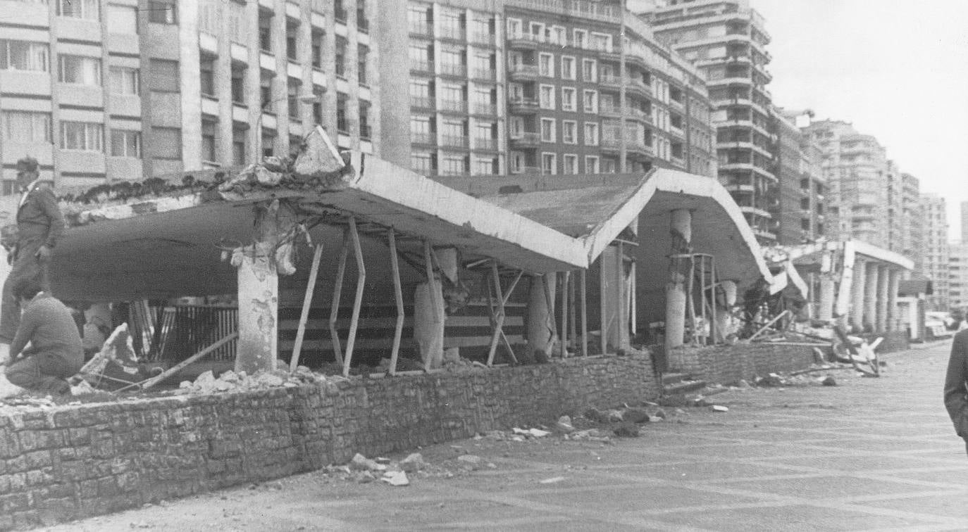 Cuatro décadas desde que se demoliesen las pérgolas del Muro de San Lorenzo, en Gijón. Un símbolo de esta zona de la ciudad cuya desaparición estuvo envuelto de polémica y división entre los vecinos.