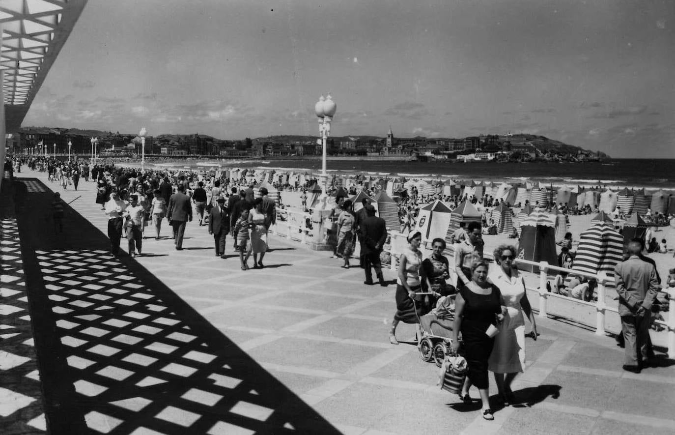 Cuatro décadas desde que se demoliesen las pérgolas del Muro de San Lorenzo, en Gijón. Un símbolo de esta zona de la ciudad cuya desaparición estuvo envuelto de polémica y división entre los vecinos.