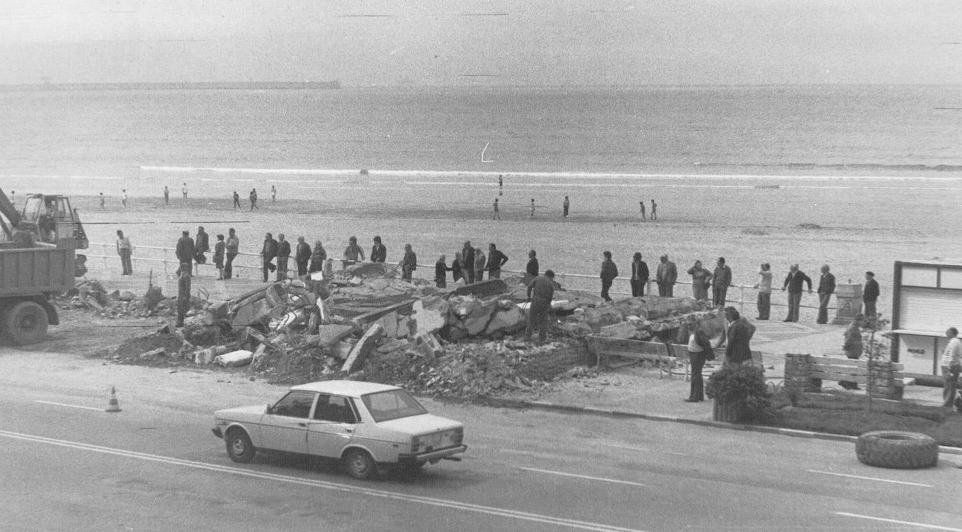 Cuatro décadas desde que se demoliesen las pérgolas del Muro de San Lorenzo, en Gijón. Un símbolo de esta zona de la ciudad cuya desaparición estuvo envuelto de polémica y división entre los vecinos.