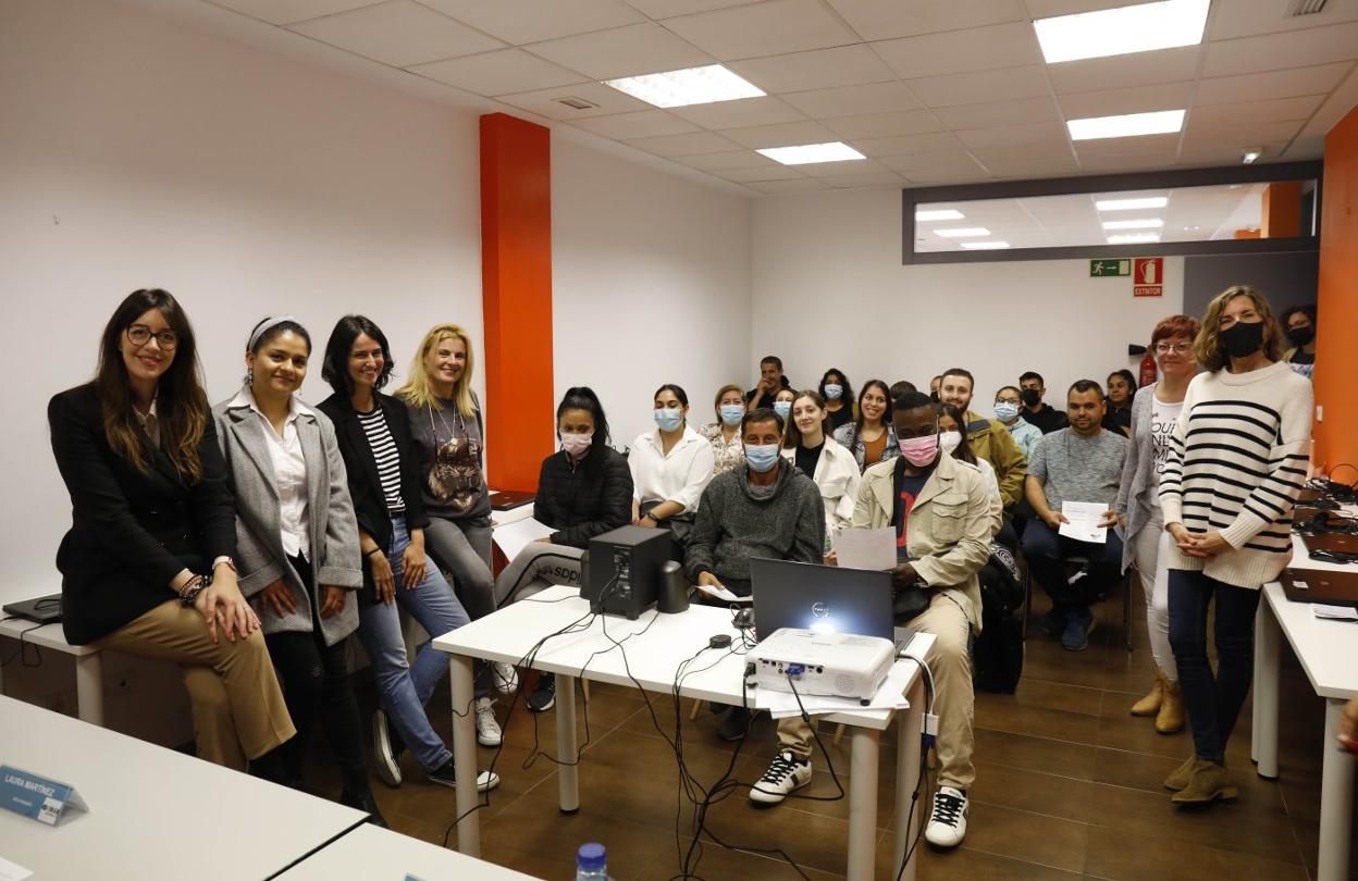 Empresas y jóvenes participantes, durante el acto. 
