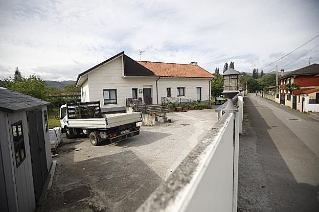 La esposa y los dos hijos del empresario fallecido en Grado, en «extrema gravedad»