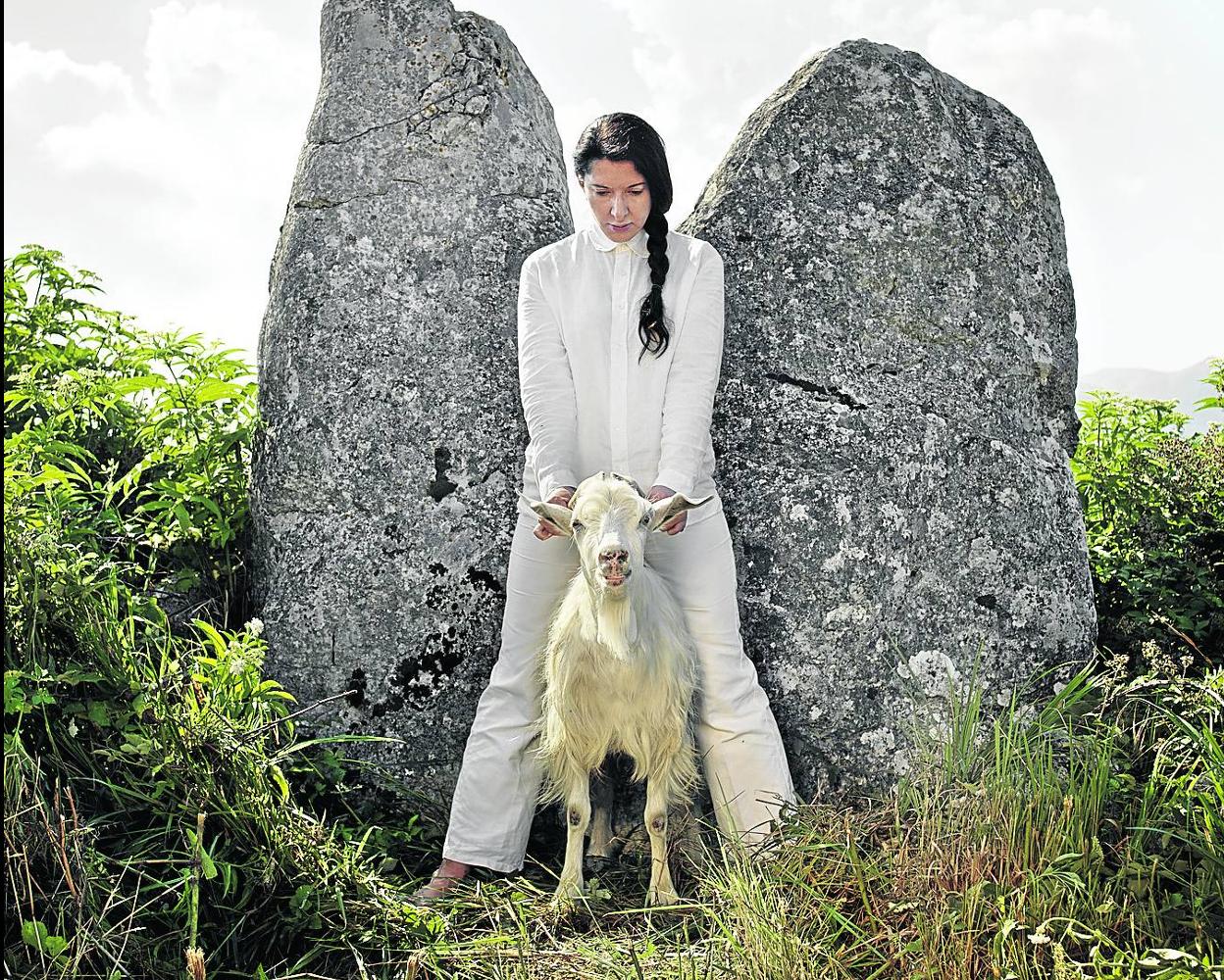 'Holding the goat', 2010), de Abramovic. 