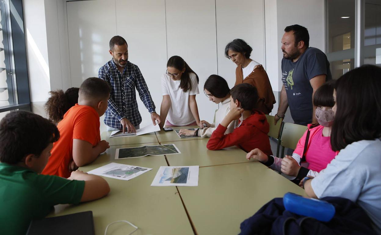 El alcalde de Siero, Ángel García, durante su visita a los alumnos del instituto de La Fresneda. 