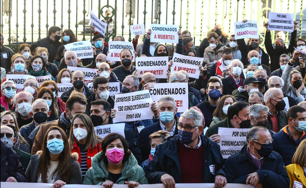 Manifestación de vecinos del Suroccidente en Oviedo en el mes de diciembre de 2021 en protesta por el mal estado de las infaestructuras