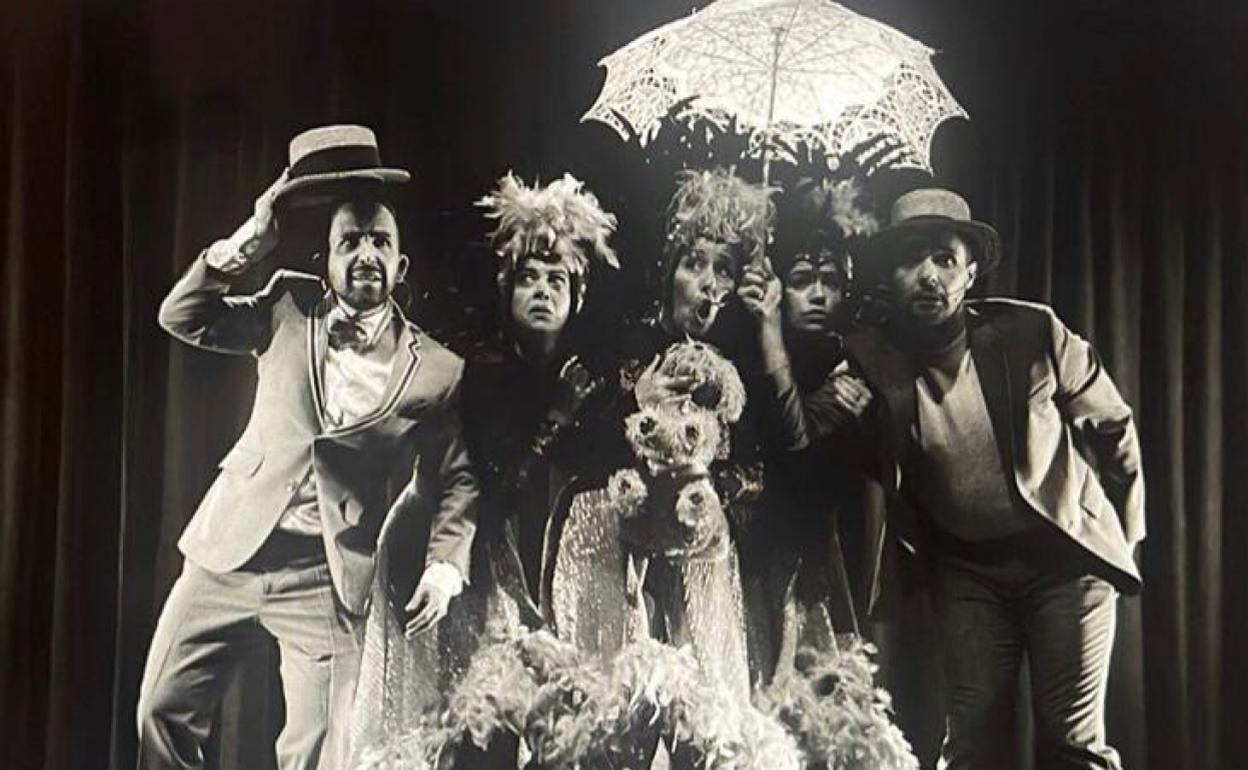 El elenco de actores, durante la función.