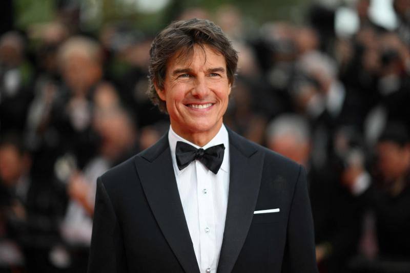 El Festival de Cannes reune cada año a los mejores actores y directores de cine del panorama internacional, que acostumbran a deslumbrar con sus looks. Este miércoles Tom Cruise ha reaparecido en la 75 edición del festival, tras tres décadas sin acudir al certamen francés, y lo hizo a su manera, aterrizando su propio helicóptero. El actor ha acudido a la 'premier' de 'Top Gun: Maverick', donde interpreta al capitán Pete Mitchell (Maverick) 