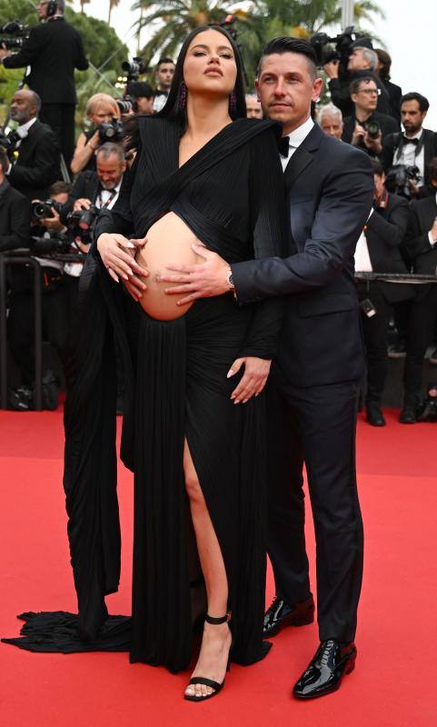 El Festival de Cannes reune cada año a los mejores actores y directores de cine del panorama internacional, que acostumbran a deslumbrar con sus looks. Este miércoles Tom Cruise ha reaparecido en la 75 edición del festival, tras tres décadas sin acudir al certamen francés, y lo hizo a su manera, aterrizando su propio helicóptero. El actor ha acudido a la 'premier' de 'Top Gun: Maverick', donde interpreta al capitán Pete Mitchell (Maverick) 