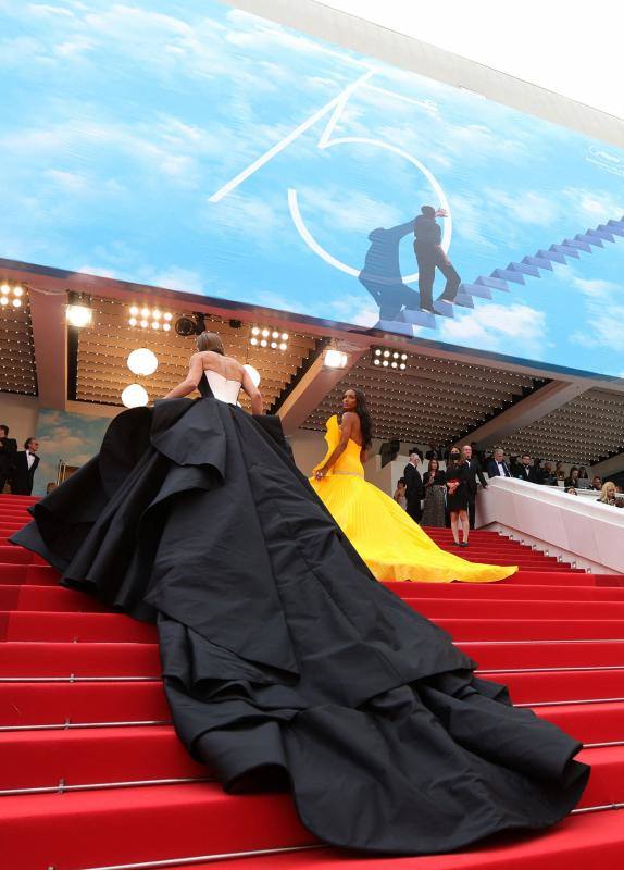 El Festival de Cannes reune cada año a los mejores actores y directores de cine del panorama internacional, que acostumbran a deslumbrar con sus looks. Este miércoles Tom Cruise ha reaparecido en la 75 edición del festival, tras tres décadas sin acudir al certamen francés, y lo hizo a su manera, aterrizando su propio helicóptero. El actor ha acudido a la 'premier' de 'Top Gun: Maverick', donde interpreta al capitán Pete Mitchell (Maverick) 