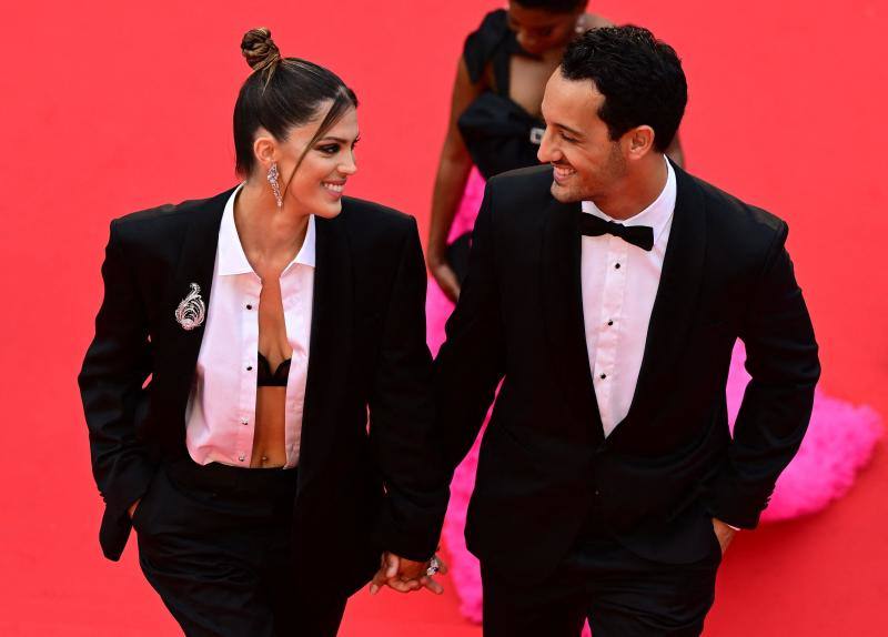 El Festival de Cannes reune cada año a los mejores actores y directores de cine del panorama internacional, que acostumbran a deslumbrar con sus looks. Este miércoles Tom Cruise ha reaparecido en la 75 edición del festival, tras tres décadas sin acudir al certamen francés, y lo hizo a su manera, aterrizando su propio helicóptero. El actor ha acudido a la 'premier' de 'Top Gun: Maverick', donde interpreta al capitán Pete Mitchell (Maverick) 