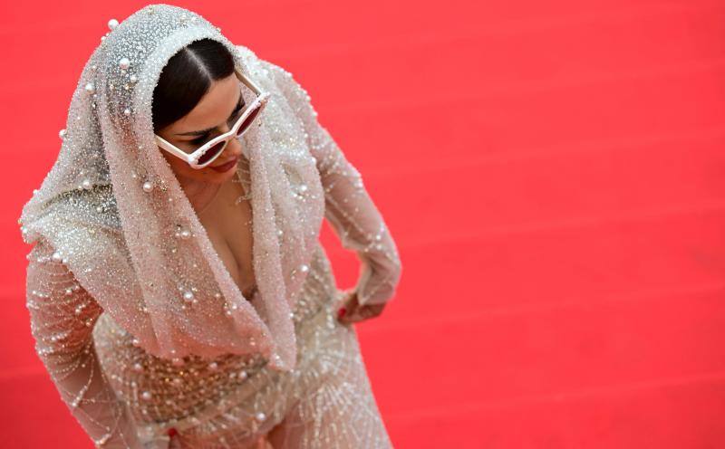 El Festival de Cannes reune cada año a los mejores actores y directores de cine del panorama internacional, que acostumbran a deslumbrar con sus looks. Este miércoles Tom Cruise ha reaparecido en la 75 edición del festival, tras tres décadas sin acudir al certamen francés, y lo hizo a su manera, aterrizando su propio helicóptero. El actor ha acudido a la 'premier' de 'Top Gun: Maverick', donde interpreta al capitán Pete Mitchell (Maverick) 