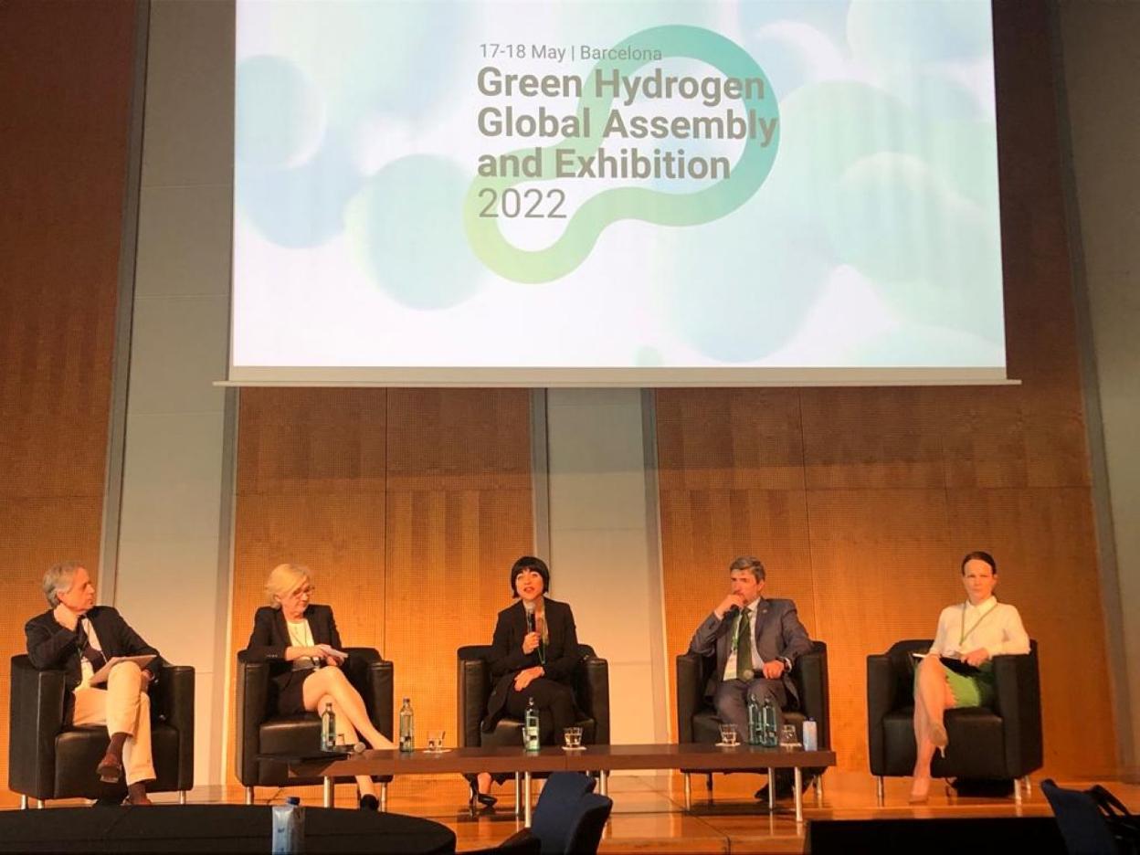 El presidente de Arcelor en España, José Manuel Arias; Erika Mink-Zaghloul, directora de Gobernanza y Asuntos Públicos en ThyssenKrupp Acero; Gökçe Mete, jefa del secretariado en el Grupo de Liderazgo para la Transición de la Industria y en el Instituto de Medioambiente de Estocolmo; Millán García-Tola, director de la división de hidrógeno en Iberdrola, y Kajsa Ryttberg-Wallgren, vicepresidenta y directora de hidrógeno en H2Green Steel. 