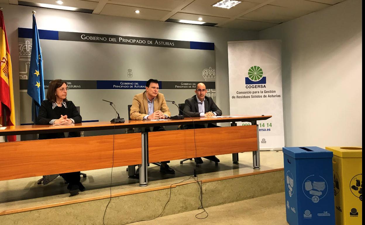La gerente del Consorcio para la Gestión de Residuos Sólidos de Asturias (Cogersa), Paz Orviz; el director general de Calidad Ambiental y Cambio Climático, Pablo Álvarez Cabrero, y el director de la zona norte de Ecoembes, Fernando Blázquez, durante la presentación. 