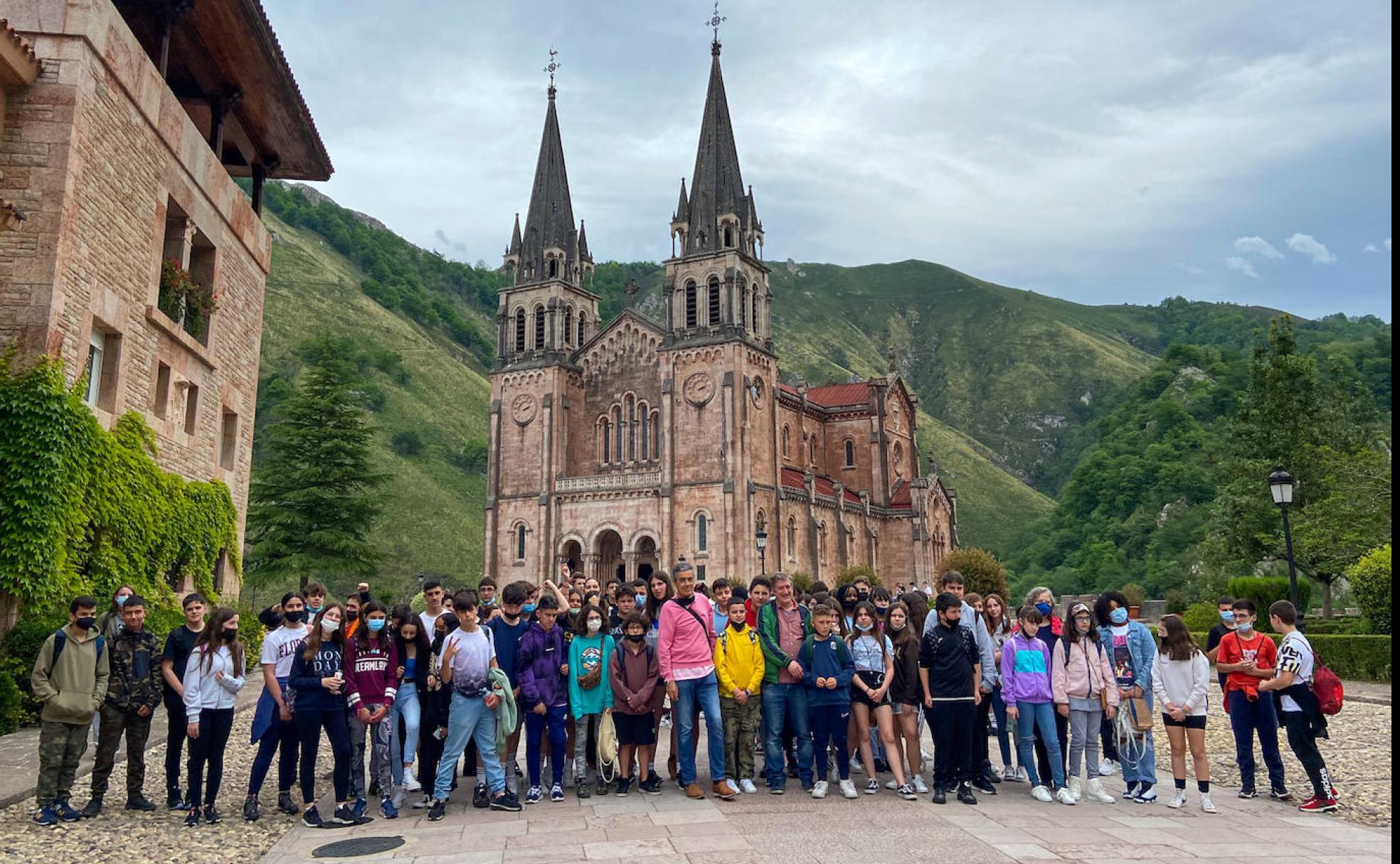 Alumnos y profesores del IES de La Ería asistieron a misa en la Basílica de Covadonga en recuerdo de Erika. 