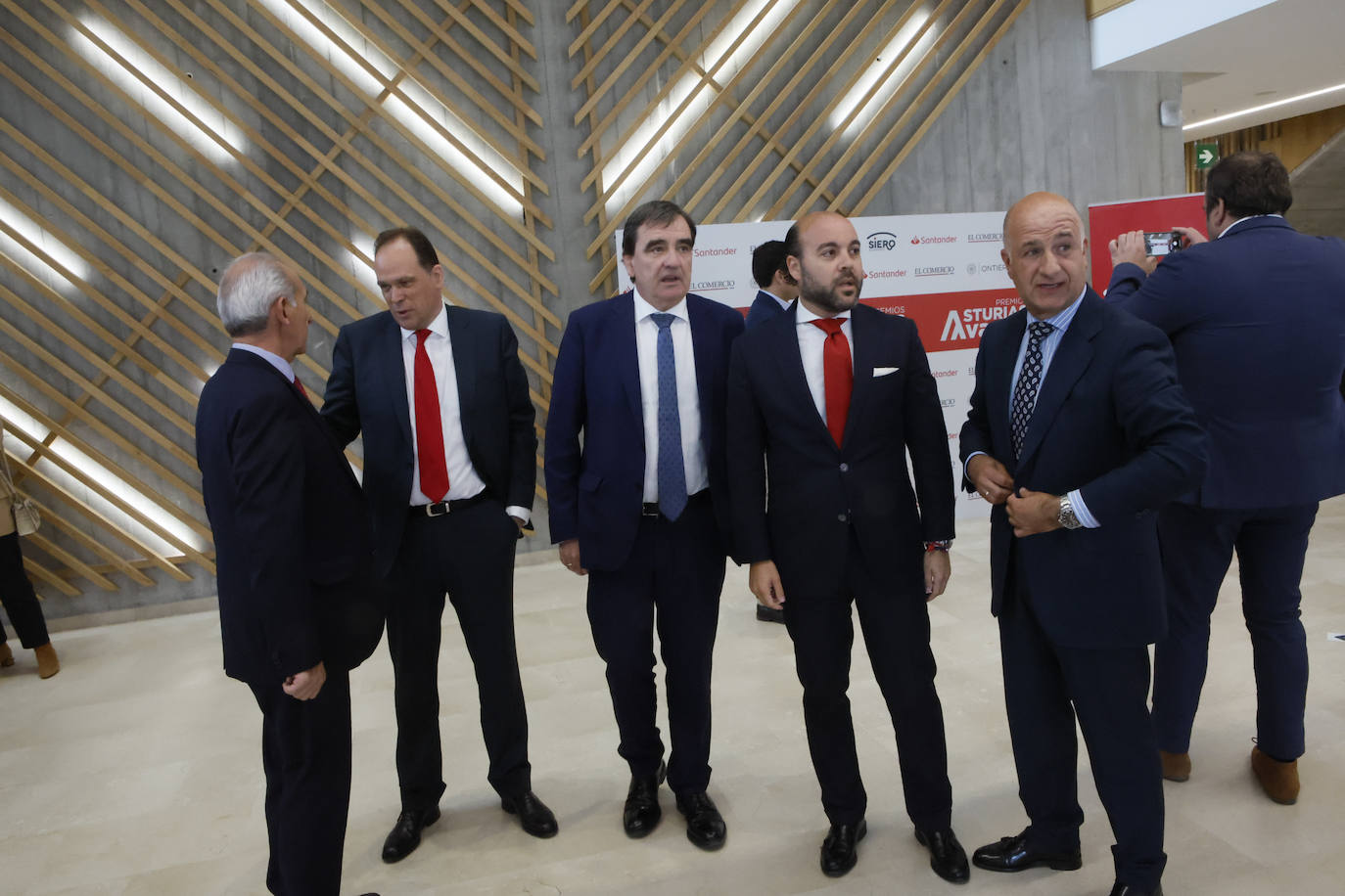 EL COMERCIO entregó en una ceremonia celebrada en El Centro Polivalente de Lugones, sus Premios Avanza 2022, que reconocen la labor y la contribución de las empresas asturianas a la economía regional, la generación de riqueza y empleo y su compromiso corporativo con la sociedad. Los ganadores en esta edición fueron Izertis, Windar Renovables y Neoalgae.