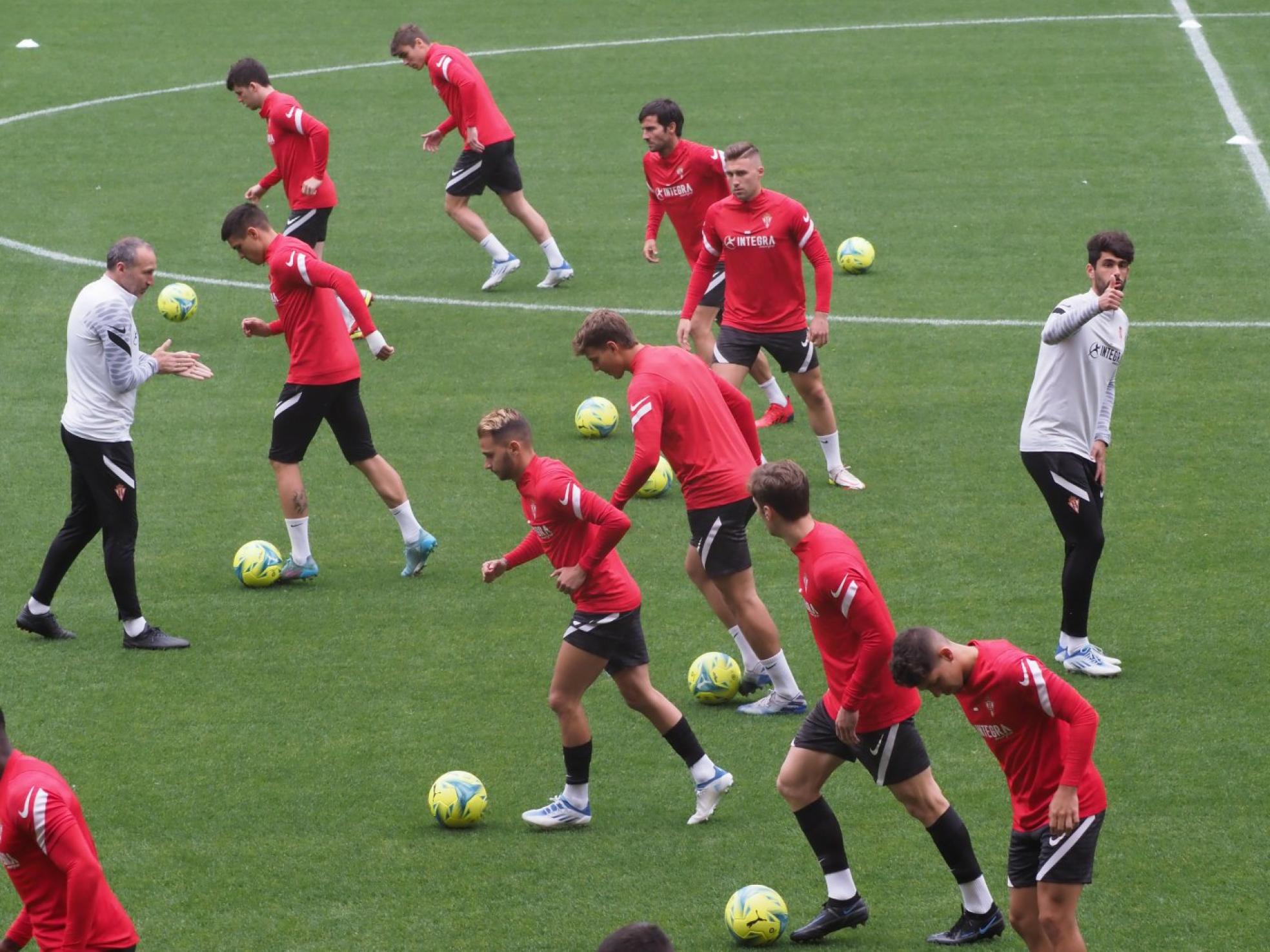 Varios jugadores del Sporting, en un momento del entrenamiento de ayer por la tarde en El Molinón. 