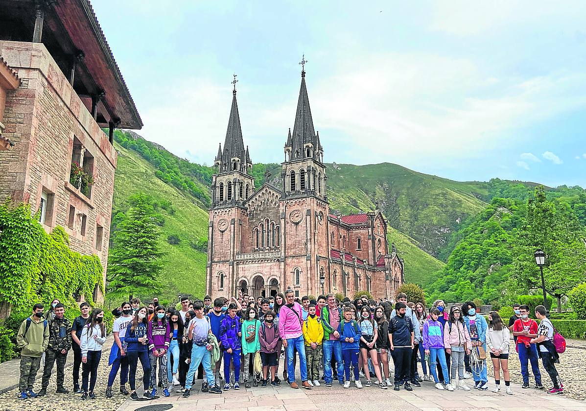 Profesores y alumnos del IES La Ería asistieron a misa en la basílica de Covadonga en recuerdo de Erika. g. p.