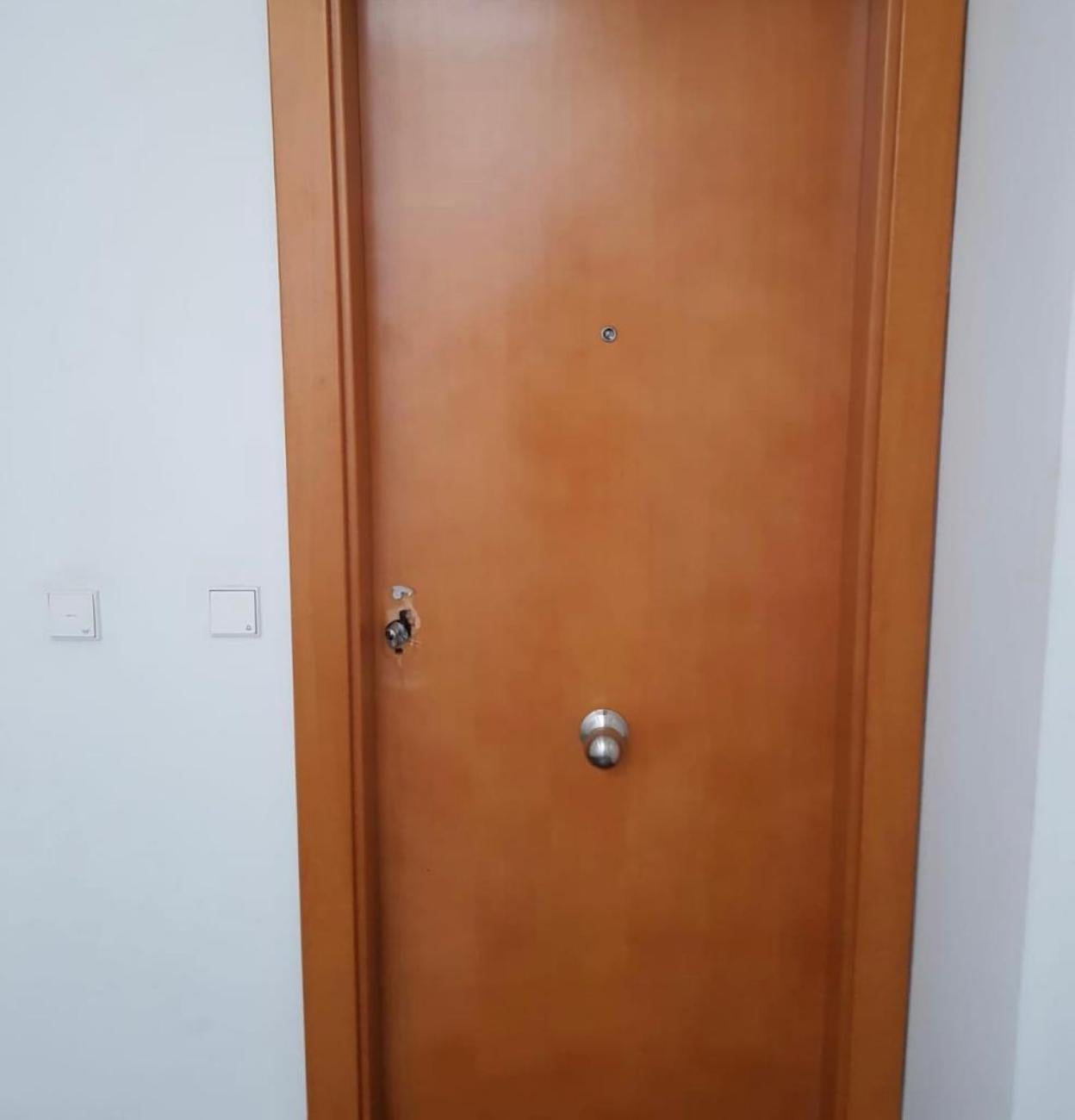 Cerradura violentada en el piso al que entraron a robar. 