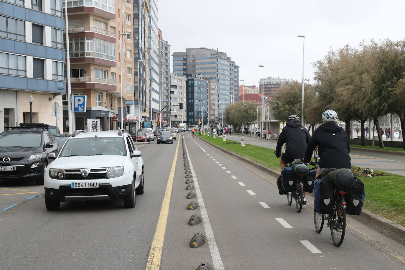 La sentencia contra el 'cascayu' y su posible e inminente reapertura al tráfico de vehículos no deja indiferentes ni a peatones ni a conductores ni a ciclistas. La incertidumbre de la situación judicial a la espera del depósito de la fianza por parte de Stop Muro también se traslada a la ciudadanía, que tendrá que esperar unos días para saber si podrá seguir caminando o corriendo por el 'cascayu'.