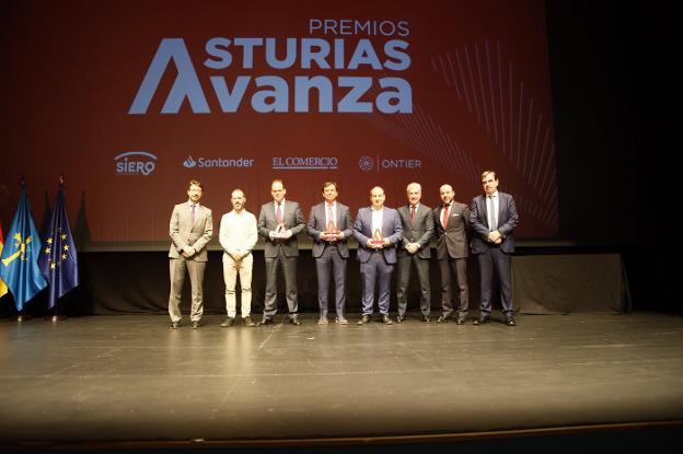 Galardonados y organizadores. Enrique Fernández (consejero de Industria), Ángel García (alcalde de Siero), Pablo Martín (Izertis), Justo Acedo (Windar Renovables), Fidel Delgado (Neoalgae), Carlos Ranera (Ontier), Juan Manuel Ballesteros (Banco Santander), Ignacio Pérez (EL COMERCIO). 