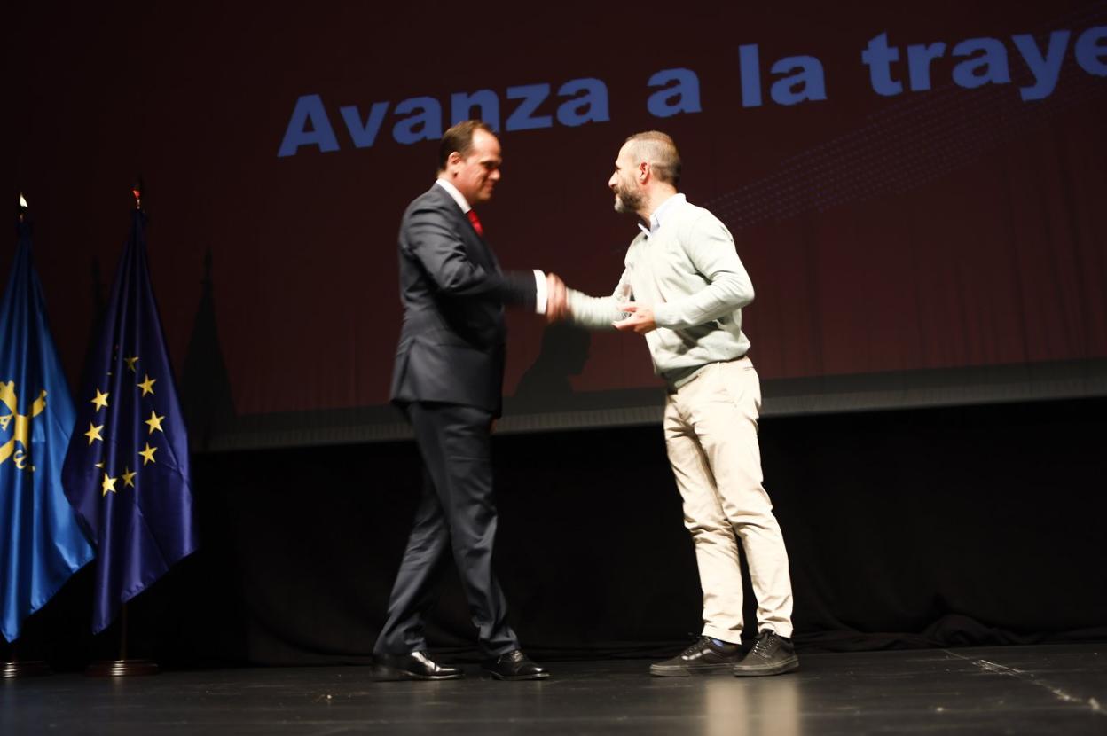 Premio. El alcalde de Siero entrega el galardón a Pablo Martín. 