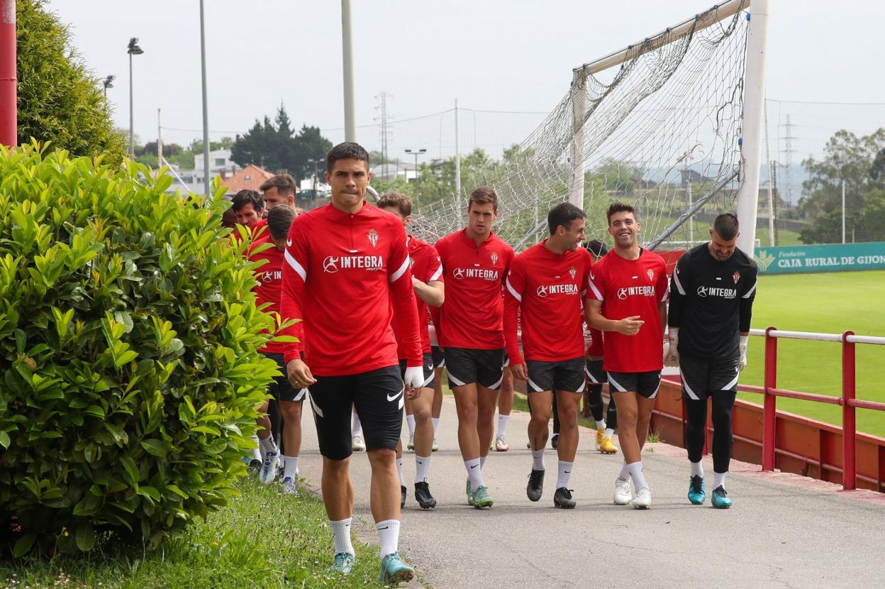 Los jugadores del Sporting trasladan una portería al campo de entrenamiento, ayer, en las instalaciones de Mareo.