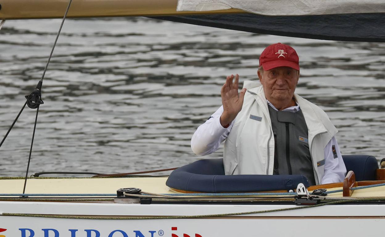 Juan Carlos I se montó ayer en el 'Bribón' para participar en la segunda jornada de regatas en Sanxenxo, aunque los problemas con el viento obligaron a cancelar las dos mangas previstas. 