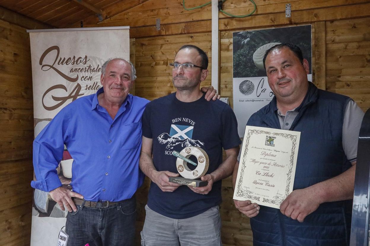 Francisco Nasarre, Alberto Valiente y Aurelio López en el puesto de Ca Llechi. 