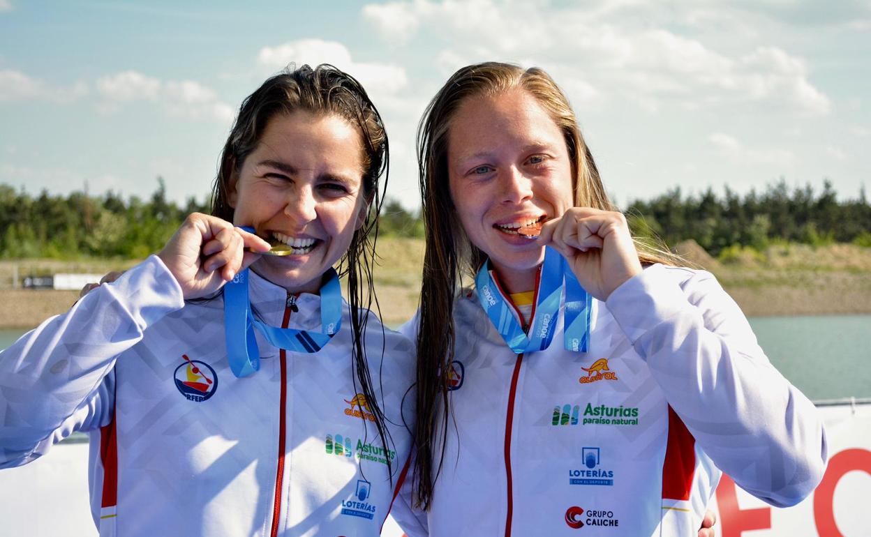 Miriam Vega, a la derecha, con Begoña Lazkano, con su medalla.