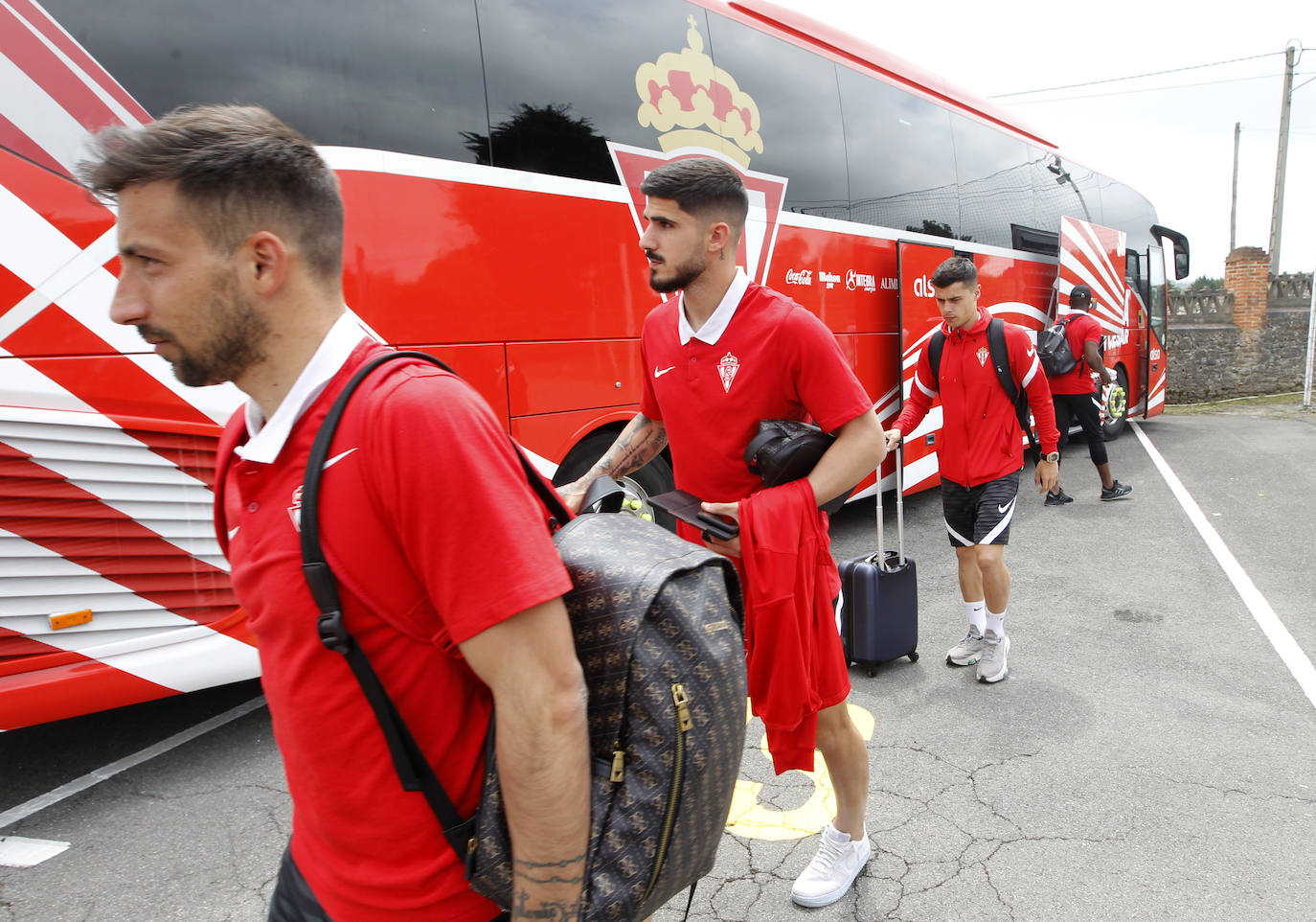 Imagen principal - El Sporting regresa de Fuenlabrada cabizbajo y con caras largas