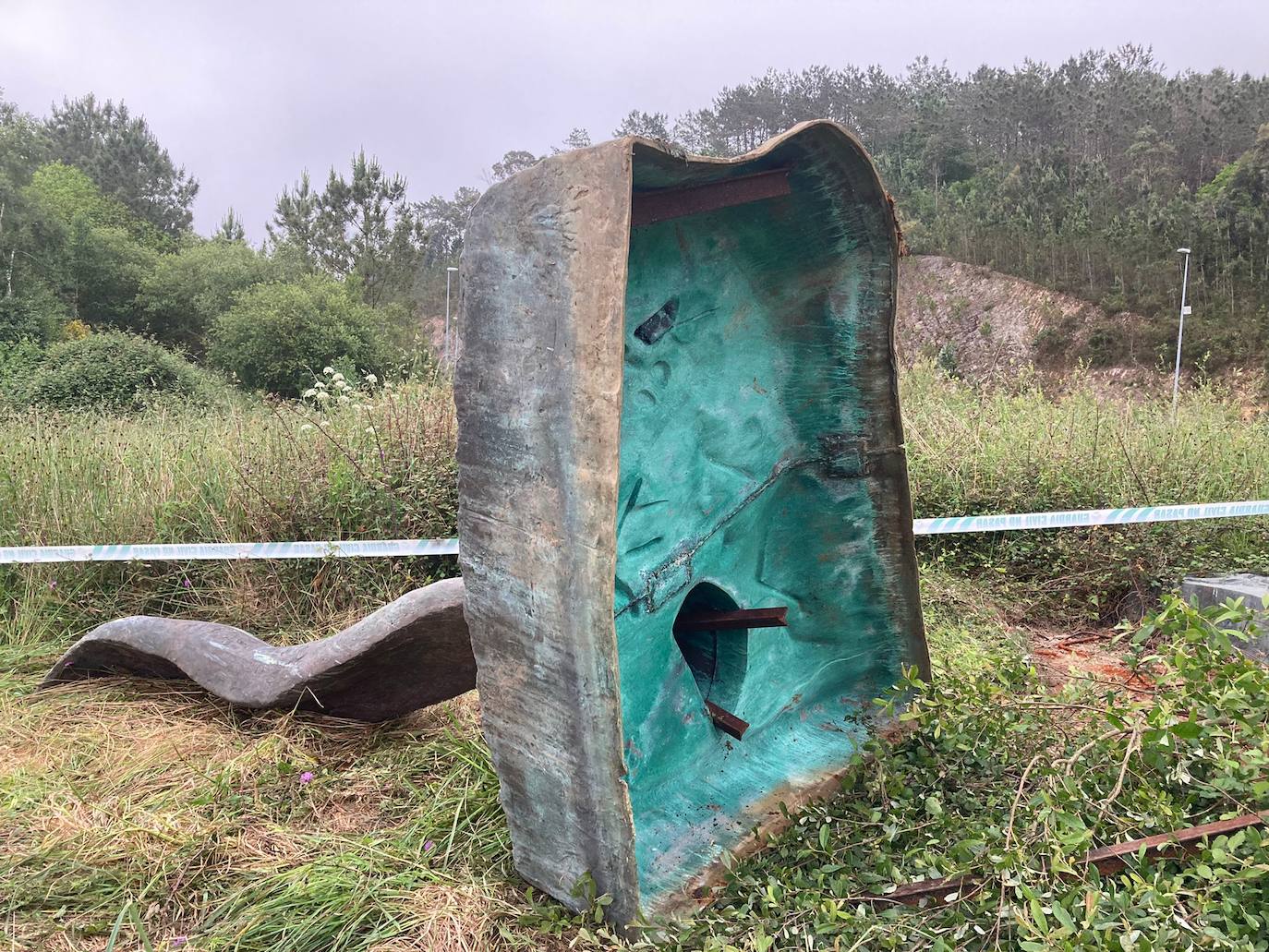 Fotos: Intentan robar una escultura metálica de Miguel Ángel Lombardía en Cudillero