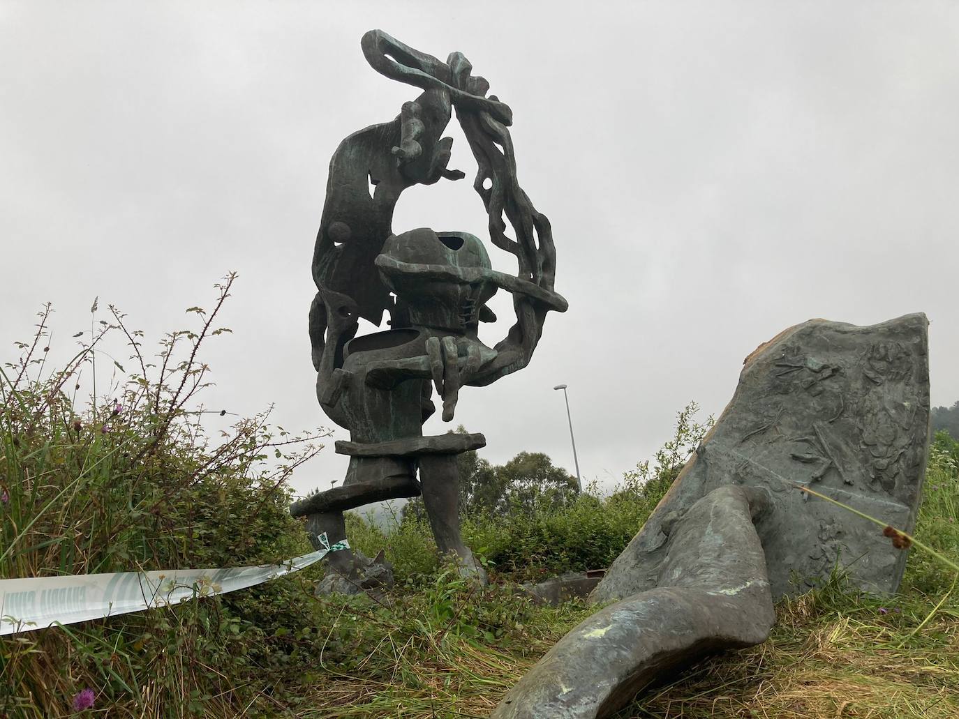 Fotos: Intentan robar una escultura metálica de Miguel Ángel Lombardía en Cudillero