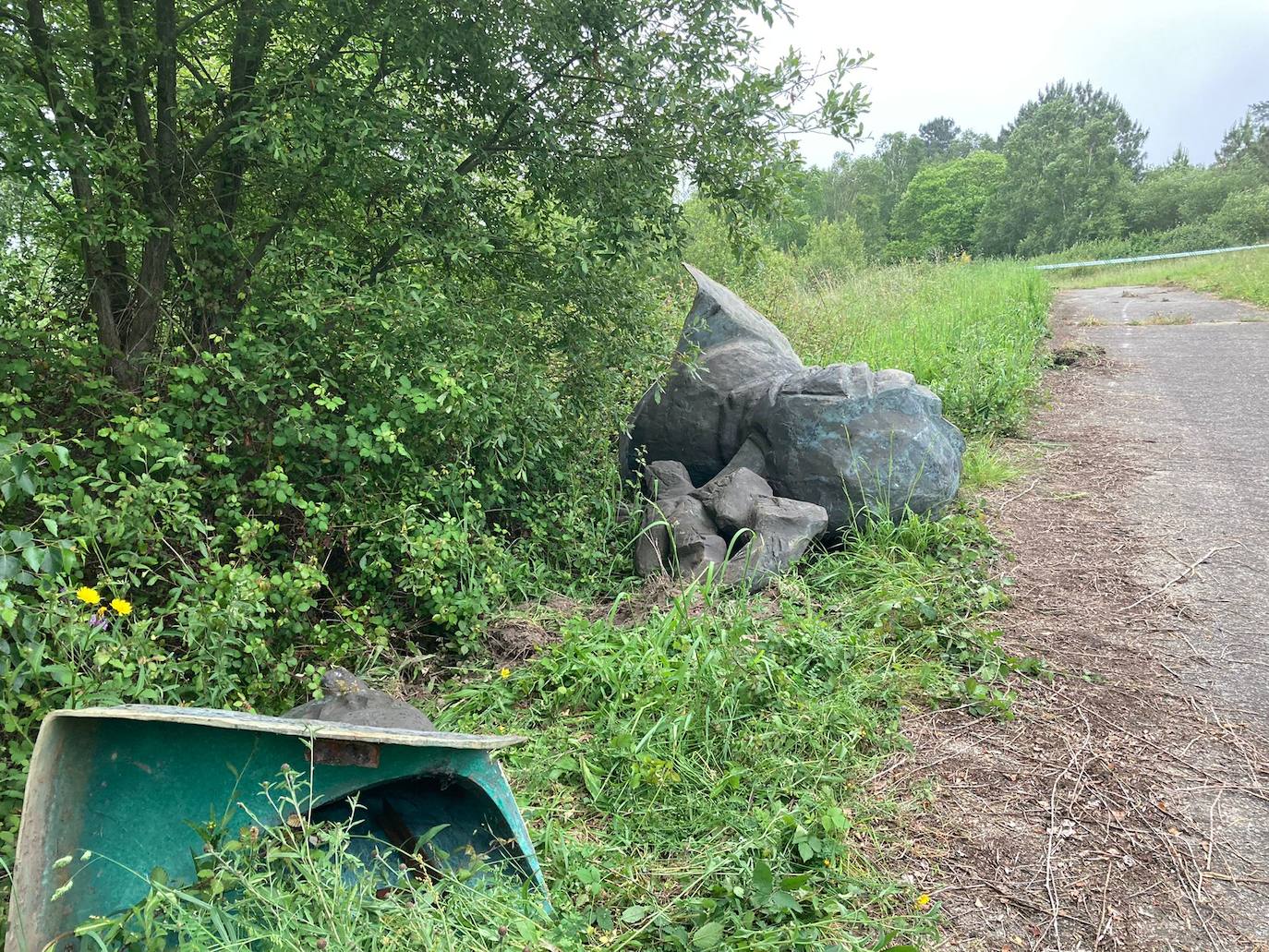 Fotos: Intentan robar una escultura metálica de Miguel Ángel Lombardía en Cudillero