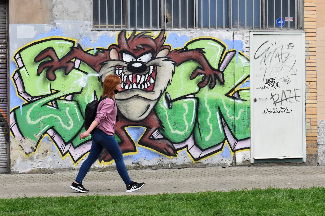 Algunas calles de Gijón se han convertido en un museo al aire libre en el que disfrutar de grafitis artísticos. Algunas de estas pinturas, muchas alejadas del vandalismo, son ya un elemento más del paisaje urbano. Sin embargo, no gustan a todo el mundo 