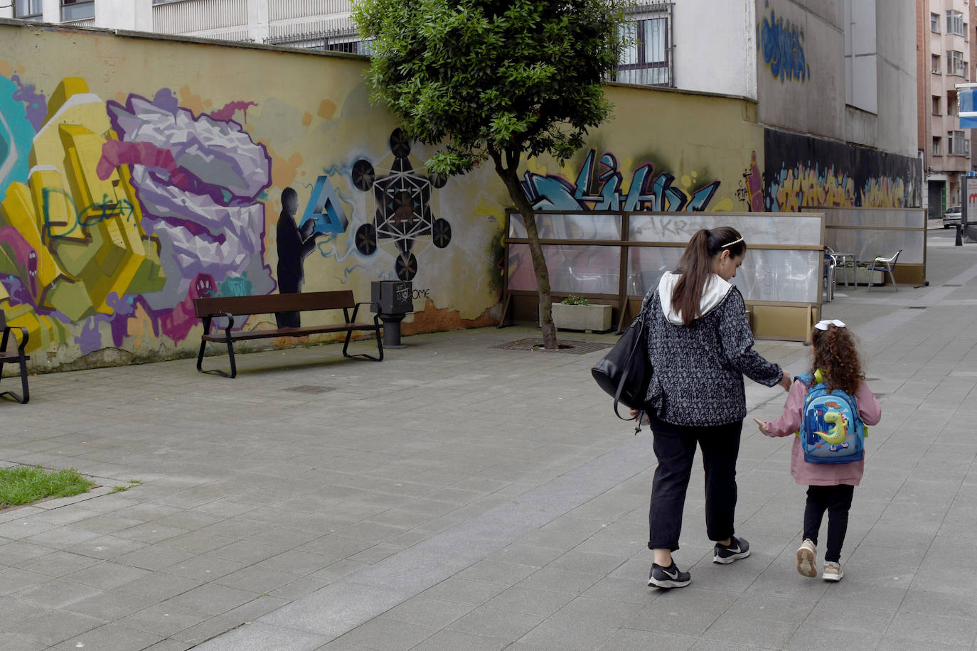 Algunas calles de Gijón se han convertido en un museo al aire libre en el que disfrutar de grafitis artísticos. Algunas de estas pinturas, muchas alejadas del vandalismo, son ya un elemento más del paisaje urbano. Sin embargo, no gustan a todo el mundo 