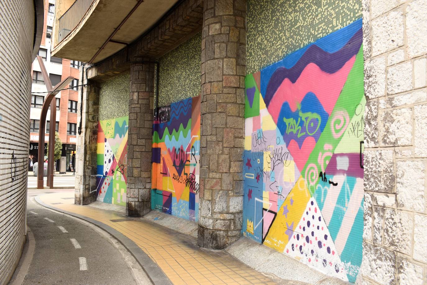 Algunas calles de Gijón se han convertido en un museo al aire libre en el que disfrutar de grafitis artísticos. Algunas de estas pinturas, muchas alejadas del vandalismo, son ya un elemento más del paisaje urbano. Sin embargo, no gustan a todo el mundo 