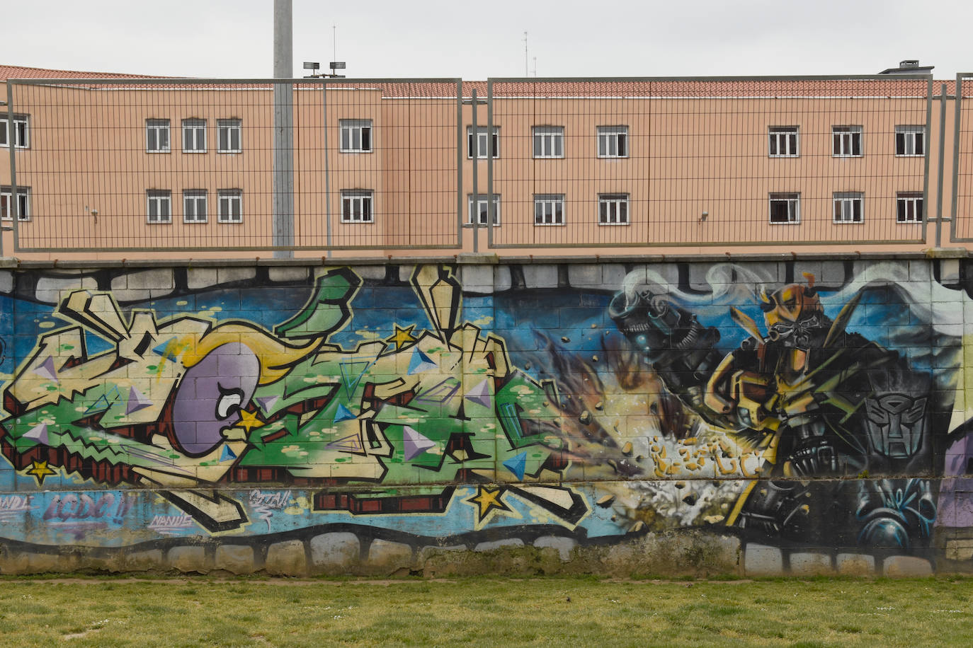 Algunas calles de Gijón se han convertido en un museo al aire libre en el que disfrutar de grafitis artísticos. Algunas de estas pinturas, muchas alejadas del vandalismo, son ya un elemento más del paisaje urbano. Sin embargo, no gustan a todo el mundo 