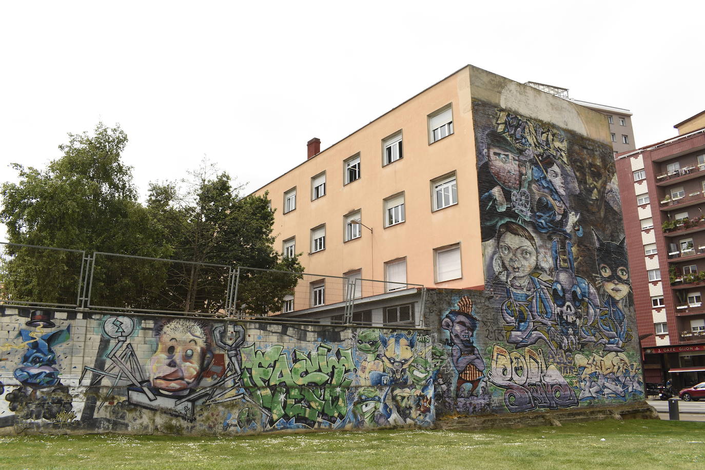 Algunas calles de Gijón se han convertido en un museo al aire libre en el que disfrutar de grafitis artísticos. Algunas de estas pinturas, muchas alejadas del vandalismo, son ya un elemento más del paisaje urbano. Sin embargo, no gustan a todo el mundo 